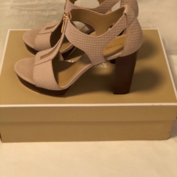 SALE! Sandals By Michael Kors, Oyster Color, Vario - Picture 2 of 7
